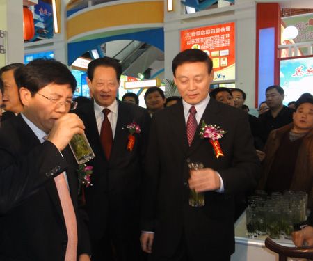 孫金龍、余欣榮、朱先發(fā)品嘗太平猴魁.jpg